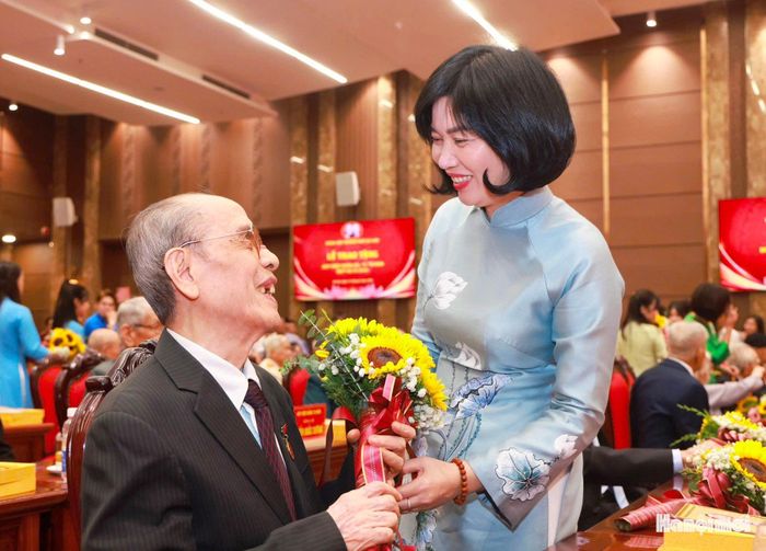 Phó Bí thư Thành ủy, Chủ tịch HĐND thành phố Hà Nội Phùng Thị Hồng Hà chúc mừng đảng viên lão thành.