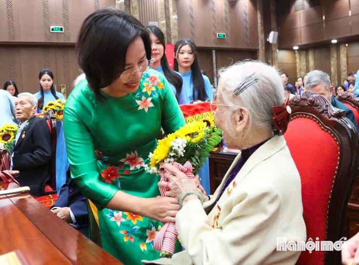 Chủ tịch Ủy ban Mặt trận Tổ quốc Việt Nam thành phố Hà Nội Bùi Huyền Mai chúc mừng đảng viên lão thành.