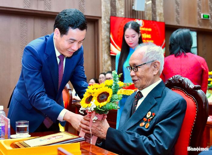 Chánh Văn phòng Thành ủy Hà Nội Nguyễn Việt Hà chúc mừng đảng viên lão thành.