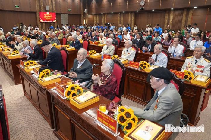 Các đảng viên lão thành dự buổi lễ.