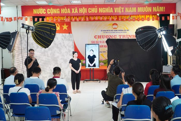 Chuyên gia trực tiếp hướng dẫn các hộ kinh doanh thao tác kỹ thuật quay chụp và tương tác bán hàng trực tuyến. Ảnh: PV