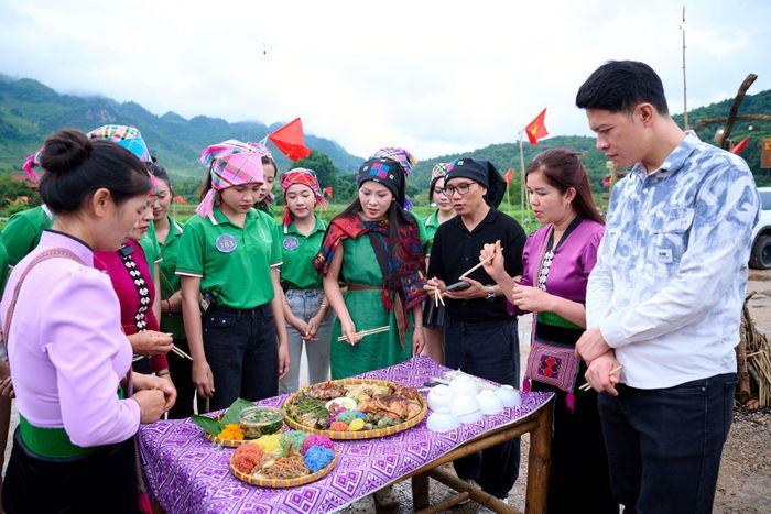 Ban Giám khảo chấm phần thi trải nghiệm nấu món ăn Tây Bắc của các đội. Ảnh: Quốc Bằng.