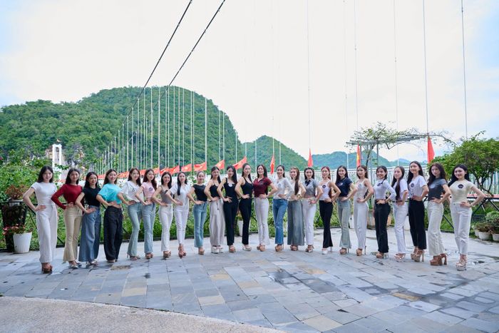 Thí sinh chuẩn bị hành trình trải nghiệm cầu kính Bạch Long. Ảnh: Quốc Bằng