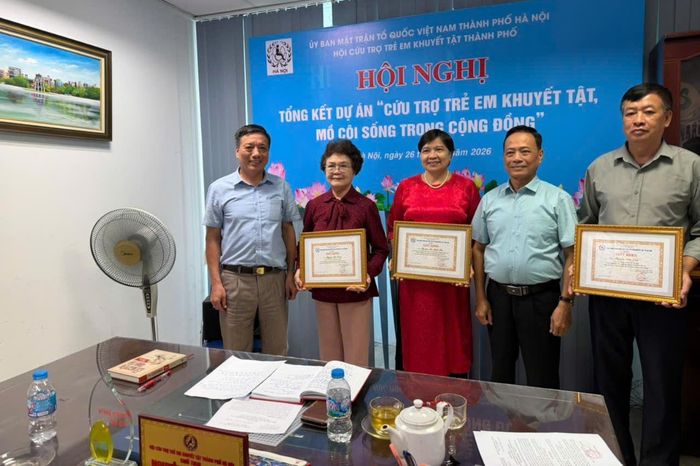 Trao tặng Giấy khen và phần thưởng cho 3 cá nhân có thành tích xuất sắc trong thực hiện dự án. Ảnh: Phương Linh