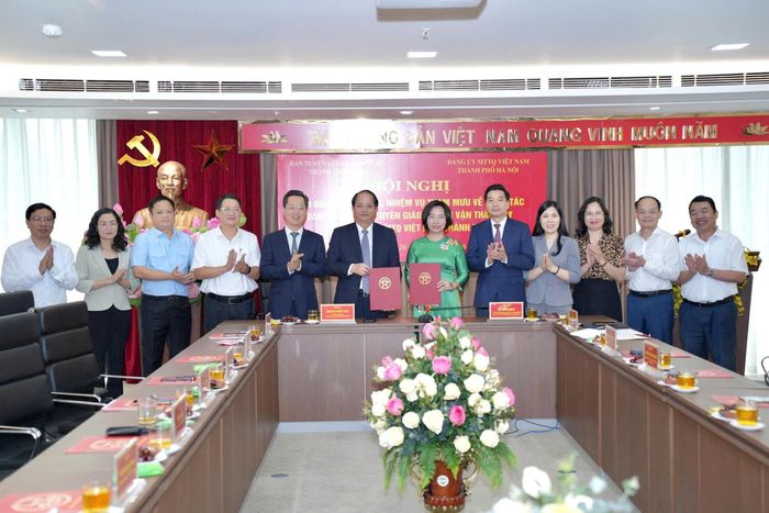 Lãnh đạo Ban Tuyên giáo và Dân vận Thành ủy, Đảng ủy MTTQ Việt Nam thành phố thực hiện nghi thức ký Biên bản bàn giao. Ảnh: Phạm Mạnh