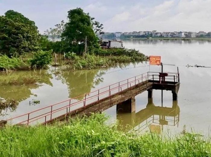 Lũ sông Cầu đang ở mức báo động II. Ảnh: Tùng Nguyễn.