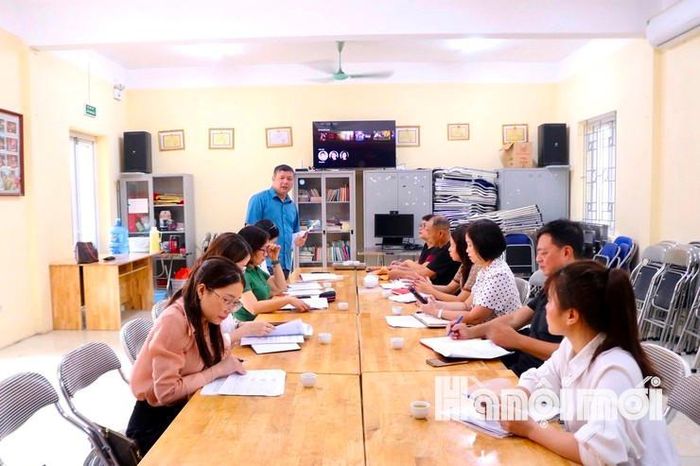Đoàn công tác của HĐND phường Phú Thượng khảo sát thực tế tại nhà sinh hoạt cộng đồng tổ dân phố Phú Gia 4. Ảnh: Tuệ Lâm