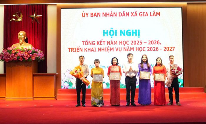 Lãnh đạo xã Gia Lâm khen thưởng các tập thể, cá nhân có thành tích. Ảnh: P.V