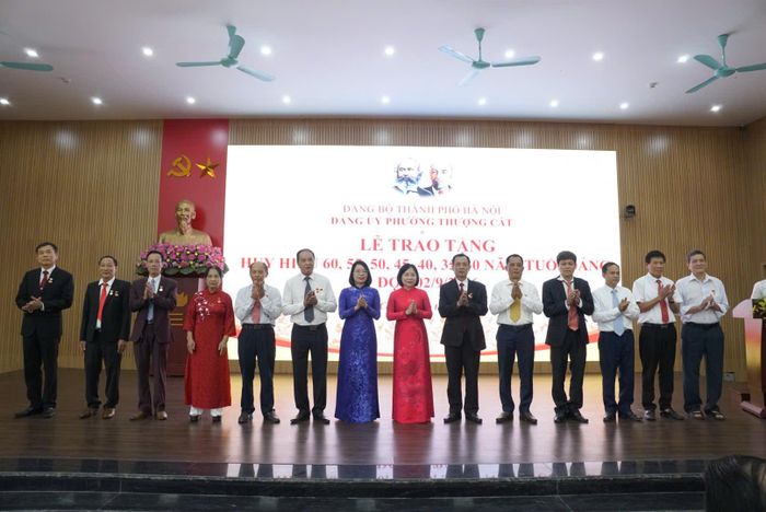 Huy hiệu Đảng là phần thưởng cao quý của các đảng viên. Ảnh: PV