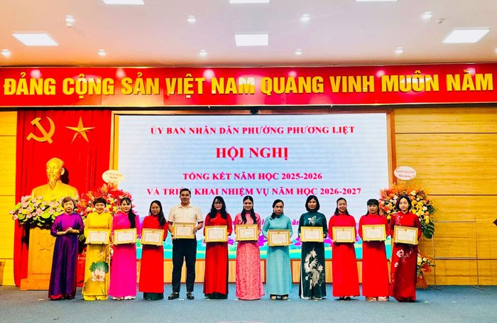 Lãnh đạo phường Phương Liệt trao thưởng cho các tập thể, cá nhân xuất sắc trong thực hiện nhiệm vụ năm học 2025-2026. Ảnh: NT