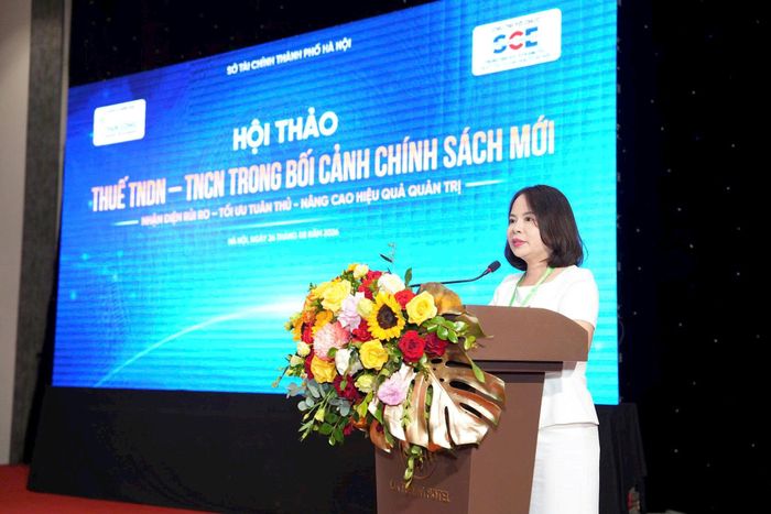 Bà Lê Thị Hiền, Phó Giám đốc Trung tâm Xúc tiến đầu tư và Hỗ trợ doanh nghiệp Hà Nội (Sở Tài chính Hà Nội) chia sẻ tại Hội thảo. Ảnh: Hoàng Anh