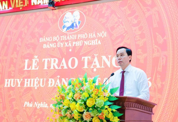 Đồng chí Trịnh Tiến Tường, Bí thư Đảng ủy, Chủ tịch HĐND xã Phú Nghĩa phát biểu. Ảnh: Hoàng Anh