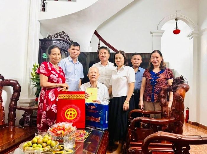 Đoàn công tác phường Hoàng Mai thăm, tặng quà cụ Nguyễn Quang Trung - cán bộ Lão thành cách mạng nhân kỷ niệm 81 năm ngày Quốc khánh 2/9. Ảnh: Tuyết Thanh.