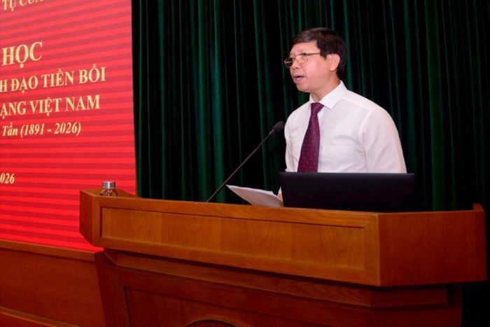 PGS.TS Lý Việt Quang, Viện trưởng Viện Hồ Chí Minh và các lãnh tụ của Đảng phát biểu khai mạc và đề dẫn hội thảo. Ảnh: PV
