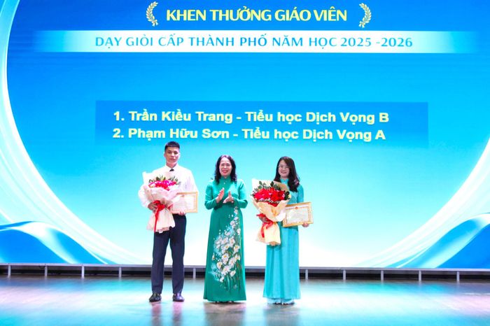 Bí thư Đảng uỷ, Chủ tịch HĐND phường Cầu Giấy trao khen thưởng cho các giáo viên dạy giỏi cấp thành phố năm học 2025-2026. Ảnh: Vân Nhi