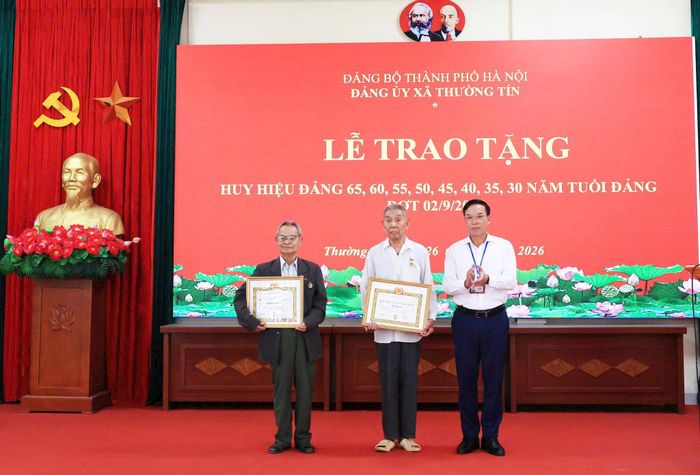 Hai đảng viên 65 năm tuổi Đảng của Đảng bộ xã Thường Tín vinh dự nhận Huy hiệu Đảng dịp mùng 2-9-2026. Ảnh: PV