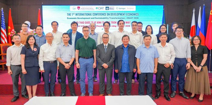 Các đại biểu chụp hình lưu niệm tại hội thảo. Ảnh: ND