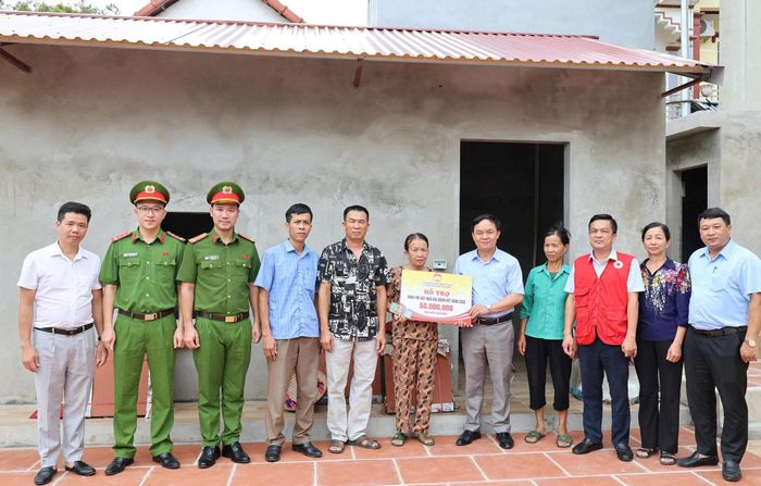 Đoàn công tác xã tới thăm và trao kinh phí hỗ trợ 50 triệu đồng xây nhà Đại đoàn kết tại thôn Thái Lai năm 2026. Ảnh PV