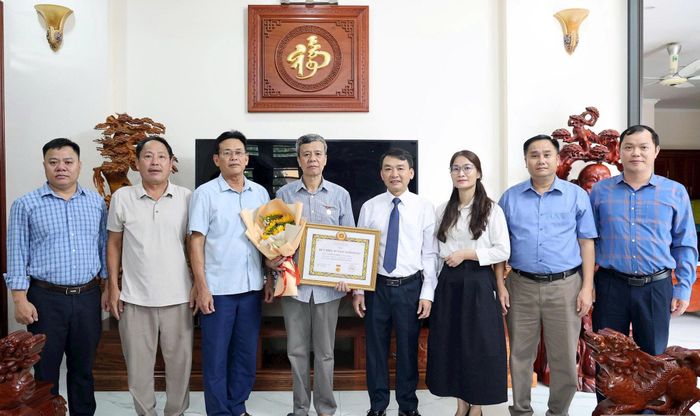 Lãnh đạo xã Xuân MAi trao Huy hiệu 45 năm tuổi Đảng tặng đảng viên Tạ Quang Được. Ảnh: PV