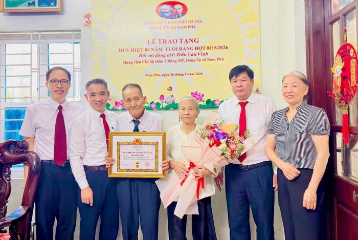 Đảng uỷ xã Nam Phù trao tặng Huy hiệu 80 năm tuổi Đảng đợt 2-9 cho đảng viên Trần Văn Vĩnh (Chi bộ thôn 1 Đông Mỹ). Ảnh: PX