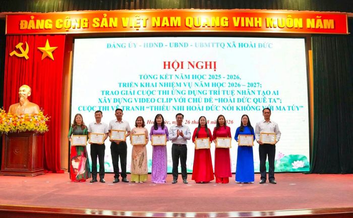 Các tập thể và cá nhân được khen thưởng có thành tích trong năm học 2025-2026. Ảnh: HL