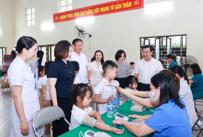 Lãnh đạo xã Hoài Đức kiểm tra công tác khám sức khỏe học sinh tại Trường TH&THCS Vạn Xuân trước thềm năm học mới. Ảnh: ĐH