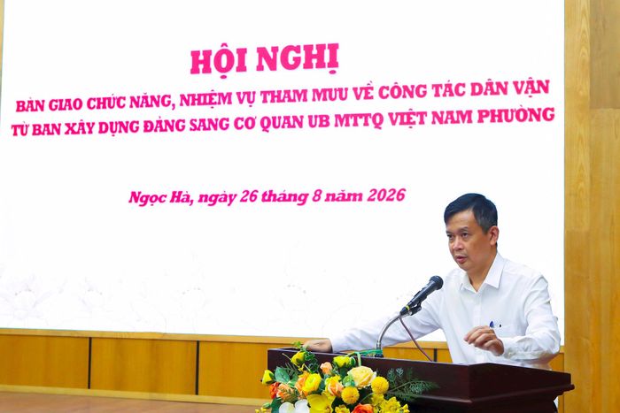 Trưởng ban Xây dựng Đảng phường Ngọc Hà Lương Tuấn Dũng phát biểu báo cáo tại hội nghị. Ảnh: Duy Khánh