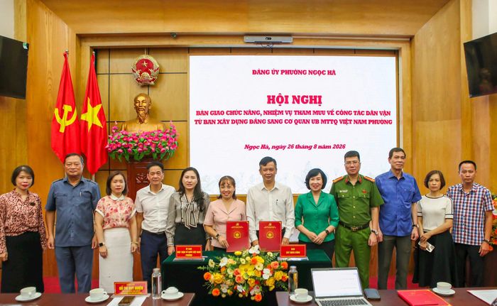 Trưởng ban Xây dựng Đảng và Chủ tịch Ủy ban Mặt trận Tổ quốc Việt Nam phường Ngọc Hà ký biên bản bàn giao chức năng, nhiệm vụ tham mưu về công tác dân vận sang Cơ quan UB MTTQ Việt Nam phường. Ảnh: Duy Khánh