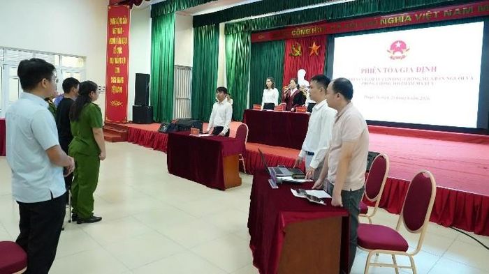 Hội Liên hiệp phụ nữ xã Thuận An tổ chức tuyên truyền pháp luật qua hình thức phiên tòa giả định. Ảnh: Vân Thư