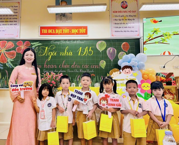 Tiểu học Linh Đàm chào đón các học sinh lớp 1. Ảnh TA.