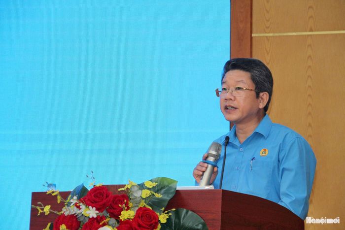 Ông Nguyễn Tiến Cảnh, Chủ tịch Công đoàn phường Phú Thượng phát biểu tại hội nghị. Ảnh: Cao Kỳ