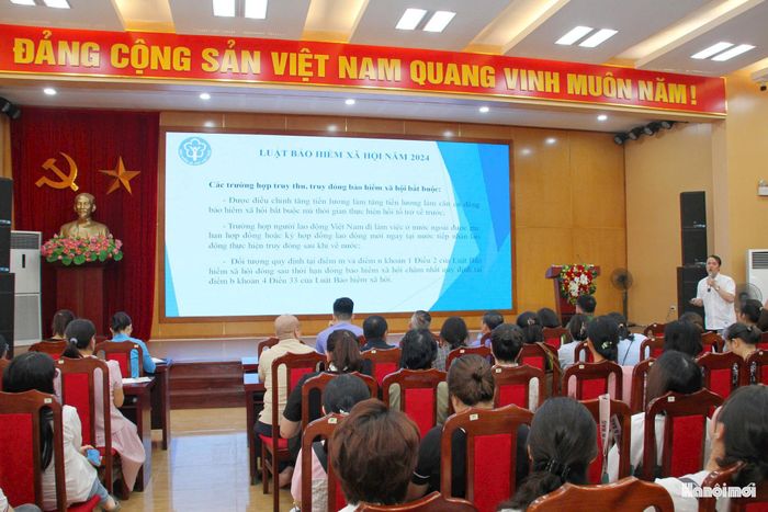 Đại diện BHXH cơ sở Tây Hồ thông tin, phân tích chính sách BHXH, BHYT, BHTN tại hội nghị. Ảnh: Cao Kỳ