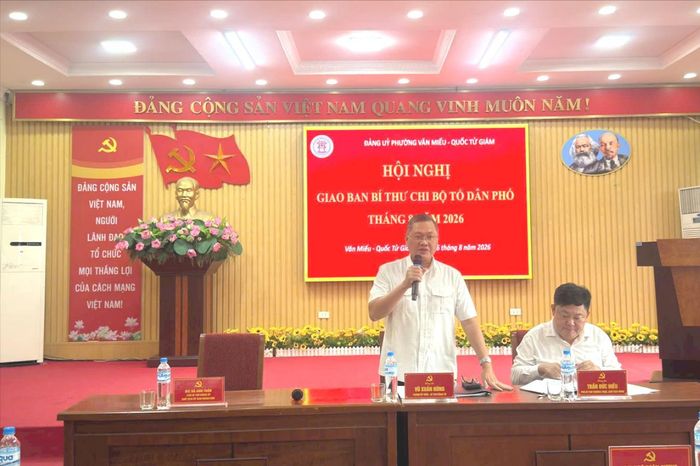 Bí thư Đảng ủy phường Văn Miếu - Quốc Tử Giám Vũ Xuân Hùng phát biểu tại hội nghị. Ảnh: An Quyên