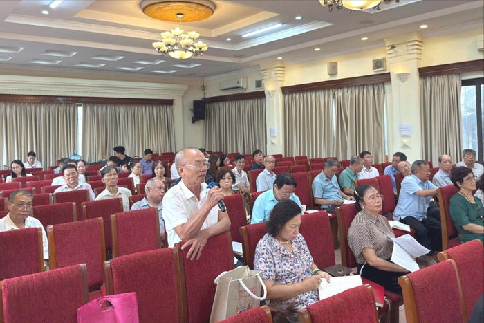 Bí thư Chi bộ các tổ dân phố đã nêu những kết quả đạt được sau hai tháng theo mô hình mới và chỉ ra những tồn tại, hạn chế. Ảnh: An Quyên