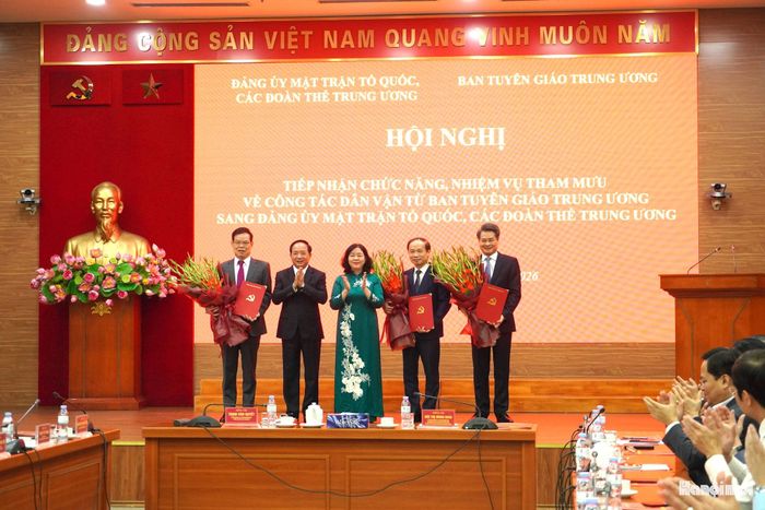 Ủy viên Bộ Chính trị, Bí thư Trung ương Đảng, Bí thư Đảng ủy Mặt trận Tổ quốc, các đoàn thể Trung ương, Chủ tịch Ủy ban Trung ương Mặt trận Tổ quốc Việt Nam Bùi Thị Minh Hoài và Ủy viên Bộ Chính trị, Bí thư Trung ương Đảng, Trưởng ban Tuyên giáo Trung ương Trịnh Văn Quyết trao quyết định và tặng hoa chúc mừng các đồng chí được điều động công tác. Ảnh: Lê Dung