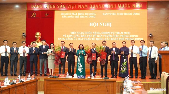 Các đồng chí lãnh đạo chụp ảnh lưu niệm tại hội nghị. Ảnh: Lê Dung