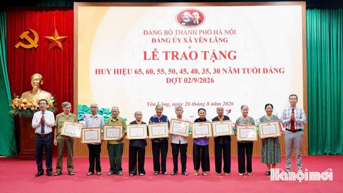 Lãnh đạo xã Yên Lãng trao Huy hiệu Đảng cho các đảng viên. Ảnh: Phạm Hùng