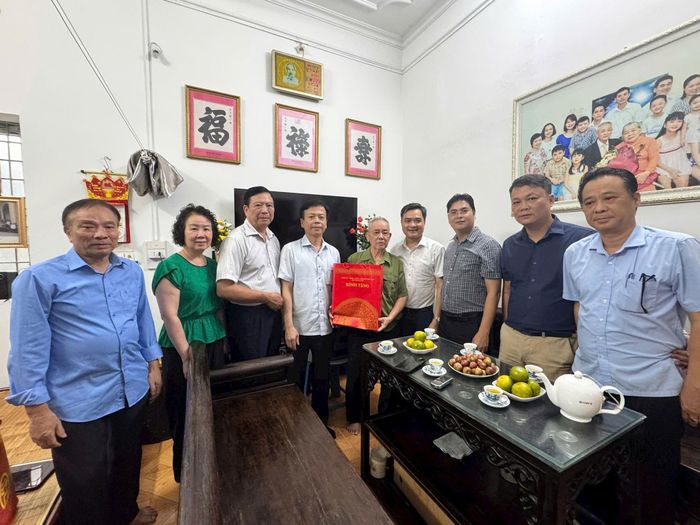 Đoàn công tác thăm, tặng quà gia đình ông Nguyễn Hồ Doãn - người hoạt động kháng chiến bị địch bắt tù đày, thương binh hạng 2/4. Ảnh: PV