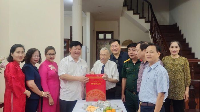 Chủ tịch UBND phường Tây Hồ Nguyễn Thanh Tịnh thăm, tặng quà gia đình ông Nguyễn Đàn - người hoạt động kháng chiến bị địch bắt tù đày. Ảnh: PV