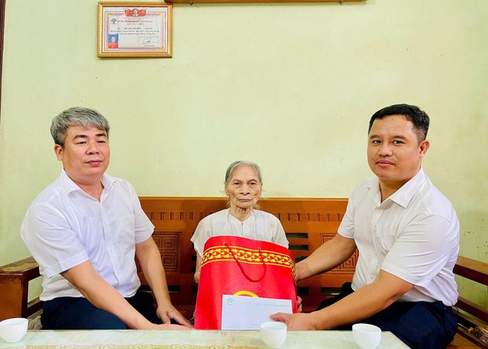 Hoạt động chăm lo, tri ân người có công được xã Ô Diên thực hiện nhân dịp Quốc khánh 2/9. Ảnh: Ánh Bình