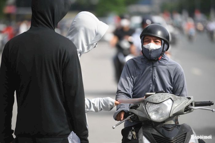 Nhiều phe vé chủ động tiếp cận người hâm mộ ngay từ các tuyến đường dẫn vào sân Mỹ Đình, liên tục hỏi nhu cầu và chào giá. Ảnh: Ngọc Tú