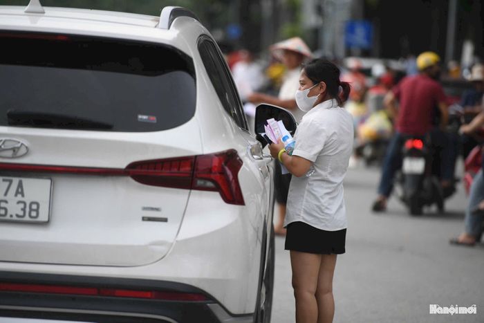 Giá vé trên thị trường bên ngoài được đẩy lên cao khi nhu cầu tăng mạnh. Ảnh: Ngọc Tú
