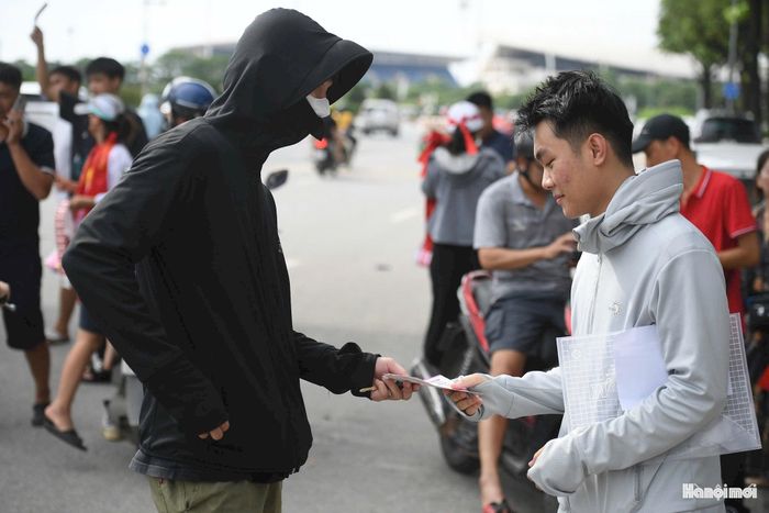 Trong khi đó, một số cổ động viên cũng tranh thủ tìm mua vé vào phút chót, dù phải chấp nhận mức giá cao hơn đáng kể. Ảnh: Ngọc Tú