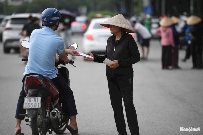 Ghi nhận của phóng viên Cơ quan Báo và Phát thanh, Truyền hình Hà Nội trước trận chung kết lượt về ASEAN Cup 2026 giữa tuyển Việt Nam và Thái Lan, thị trường vé sang nhượng trở thành tâm điểm, nhiều người tiếp tục tìm mua vé với mong muốn được trực tiếp chứng kiến trận cầu quyết định ngôi vô địch. Ảnh: Ngọc Tú