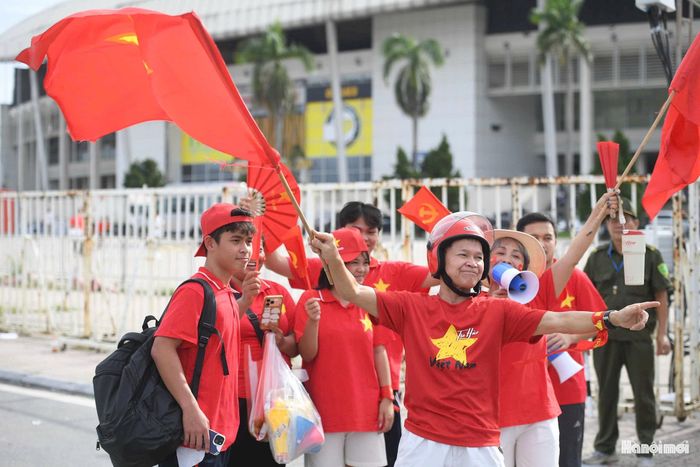 Nhiều cổ động viên cũng có mặt từ sớm để vào sân cổ vũ tuyển Việt Nam. Ảnh: Ngọc Tú