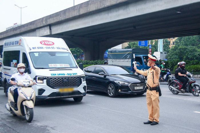Cảnh sát giao thông Hà Nội thực hiện "nhiệm vụ kép". Ảnh: Đức Tuấn