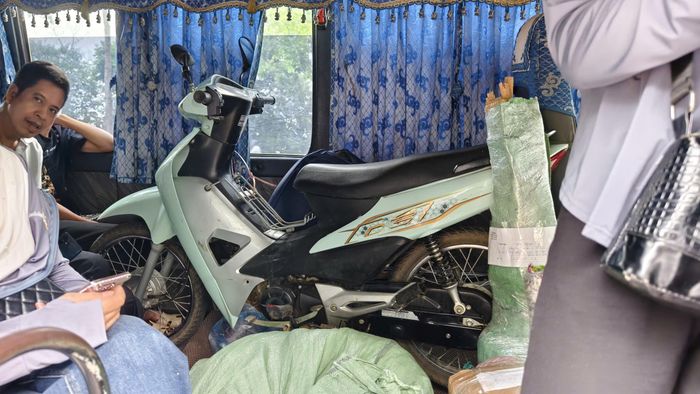 Trường hợp vi phạm mang cả xe máy lên khoang chở khách. Ảnh: Đức Tuấn