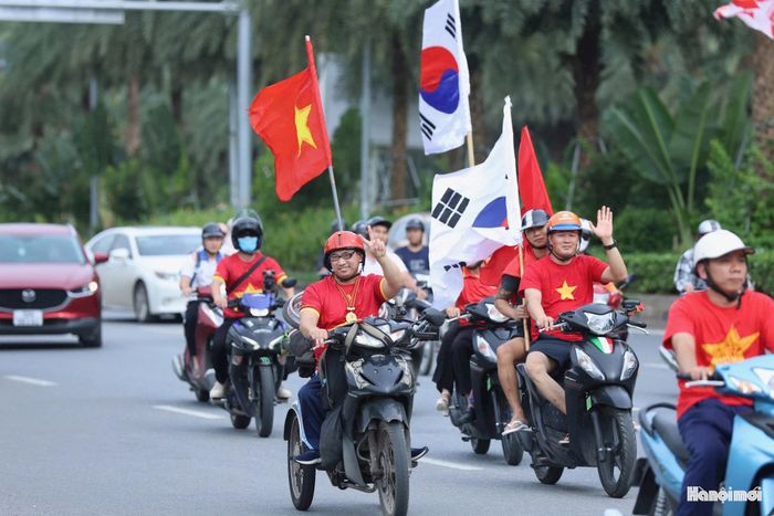 Không chỉ có người hâm mộ tại Hà Nội, nhiều cổ động viên từ các tỉnh, thành khác cũng về Thủ đô để trực tiếp cổ vũ đội tuyển. Ảnh: Ngọc Tú