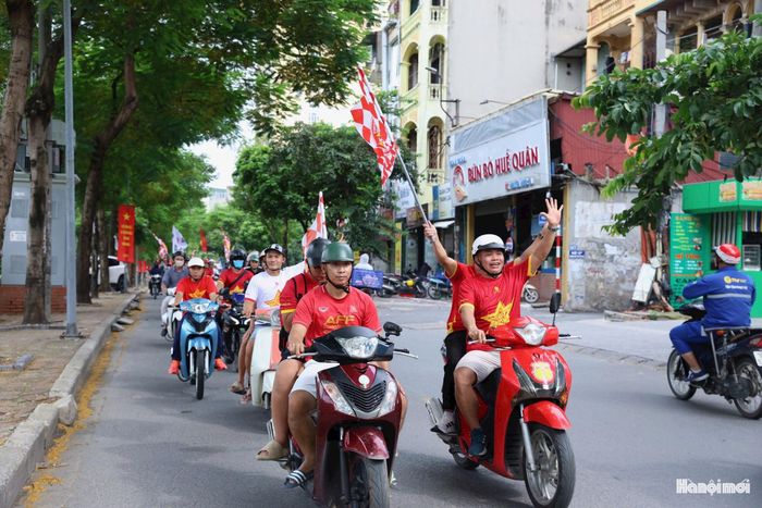 Các tuyến đường dẫn về sân Mỹ Đình bắt đầu đông đúc. Từng nhóm cổ động viên mang theo cờ đỏ sao vàng, áo đấu và những vật dụng cổ vũ di chuyển về khu vực sân vận động. Ảnh: Ngọc Tú