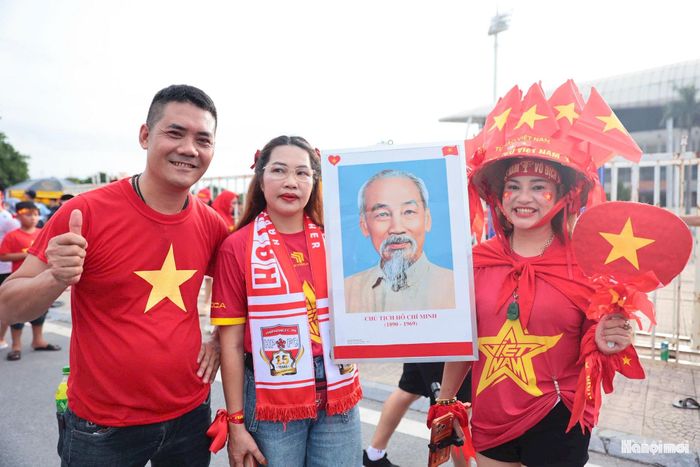 Cổ động viên mặc áo cờ đỏ sao vàng, cùng ảnh Chủ tịch Hồ Chí Minh sẵn sàng vào sân "tiếp lửa" cho tuyển Việt Nam. Ảnh: Ngọc Tú
